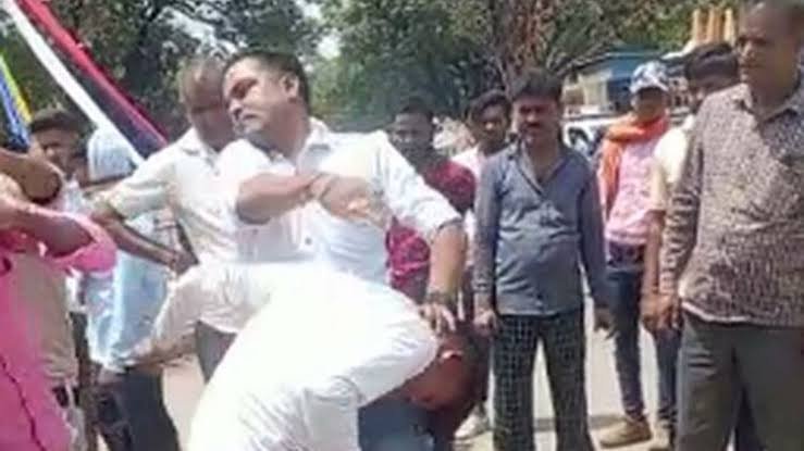 पुलिस वाला गुंडा:सड़क से बाइक हटाने में देरी पर भड़का थानेदार, दो लड़कों को पीट-पीटकर किया लहूलुहान 1 images 2023 05 08T165117.229