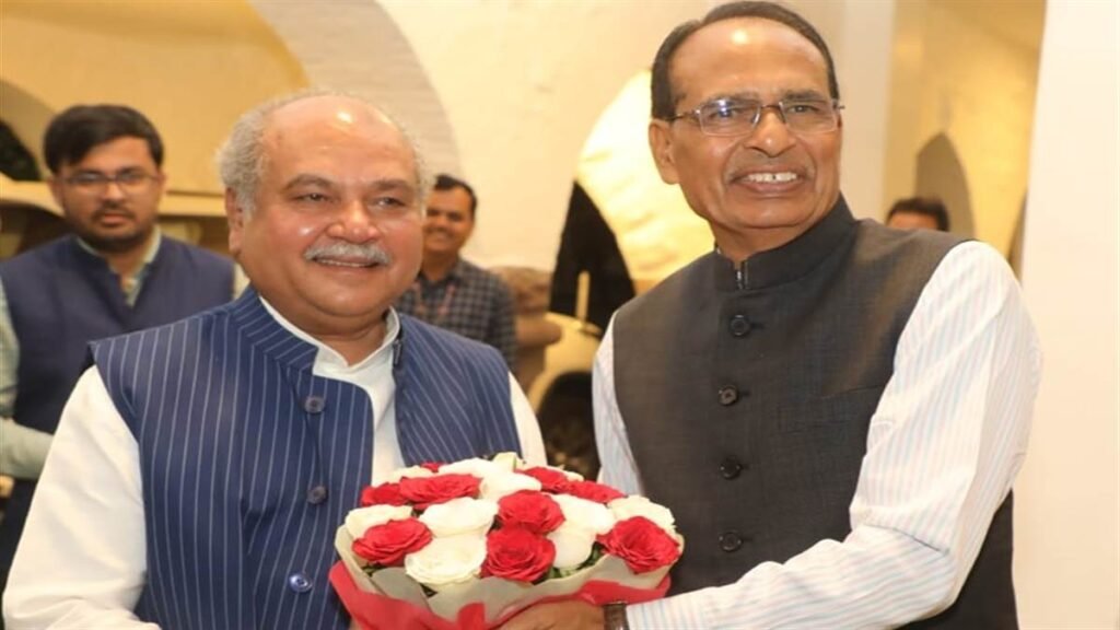 मुख्यमंत्री श्री चौहान ने केन्द्रीय मंत्री श्री तोमर को दी बधाई 1 10 11 2022 tomar shivraj
