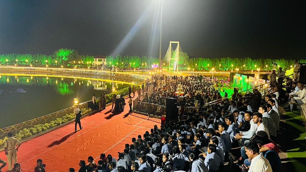 कुम्हारी स्थित बड़े तरिया के लोकार्पण के अवसर पर लेजर विथ म्यूजिकल फाऊंटेन शो में दिखी छत्तीसगढ़ संस्कृति की झलक 4 1685727888 a6c697b1a4a3fa6a35b5