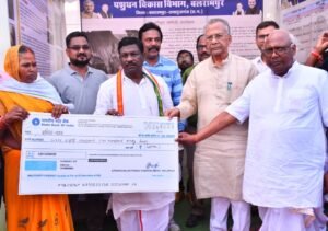 गृहमंत्री श्री ताम्रध्वज साहू ने 21 करोड़ 04 लाख रूपए के अंतर्राज्यीय पुल निर्माण कार्य का किया शुभारंभ, रामचन्द्रपुर में की नवीन विश्राम गृह निर्माण की घोषणा 3 1685981991 011671632ee38e88dba3