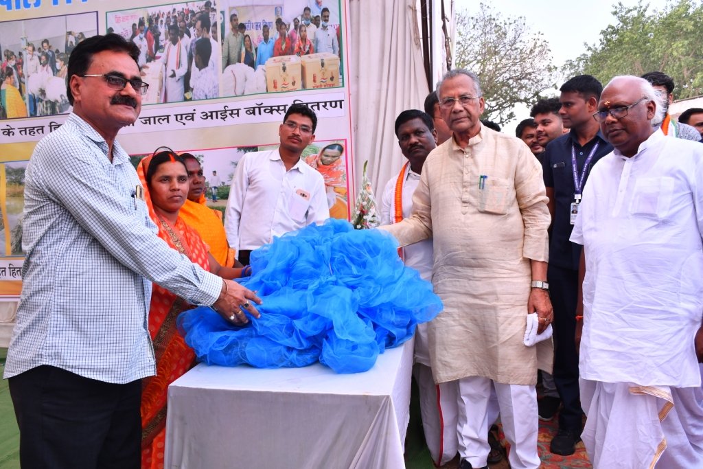 गृहमंत्री श्री ताम्रध्वज साहू ने 21 करोड़ 04 लाख रूपए के अंतर्राज्यीय पुल निर्माण कार्य का किया शुभारंभ, रामचन्द्रपुर में की नवीन विश्राम गृह निर्माण की घोषणा 2 1685982012 6982c9cdfc514b863232
