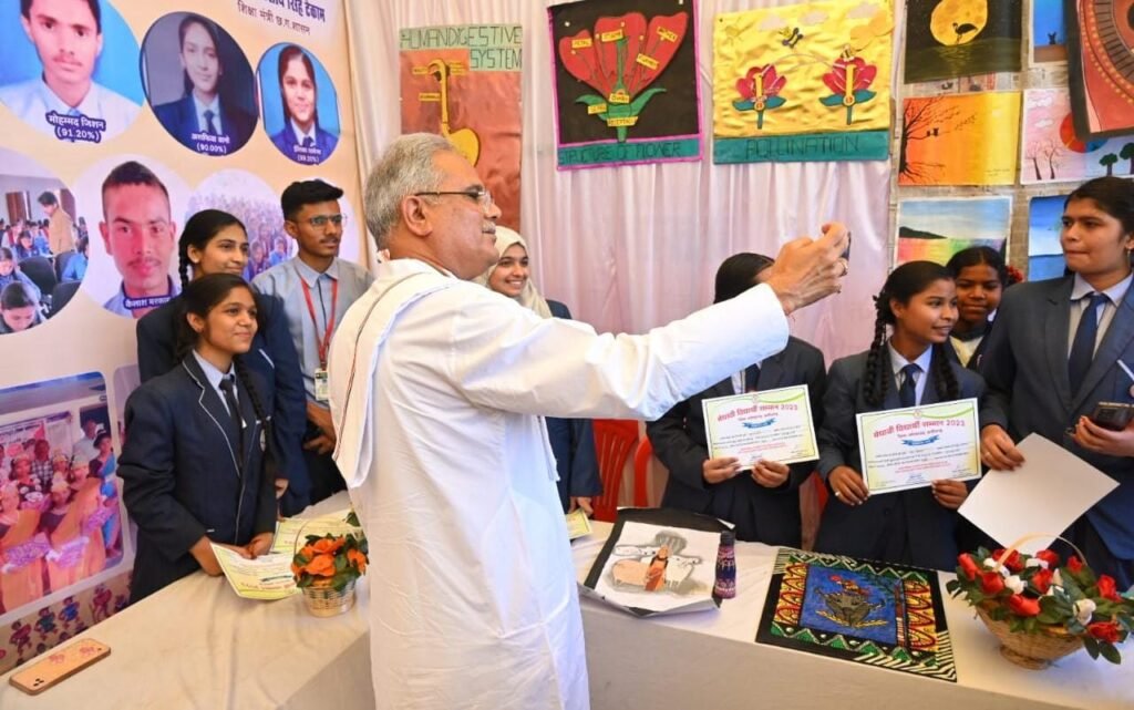 मुख्यमंत्री श्री भूपेश बघेल ने प्रतिभावान विद्यार्थियों का किया सम्मान, समर कैंप में सीखी कला की बच्चों ने दी प्रस्तुति, मुख्यमंत्री ने की सराहना 2 1686045785 dd999a77e36719fd00c5