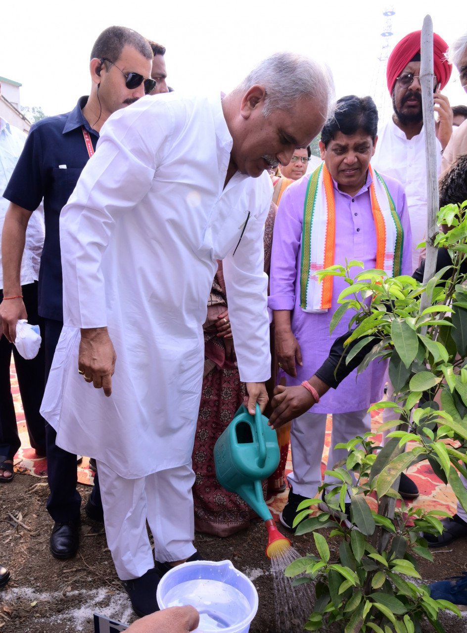 रायपुर : मुख्यमंत्री ने बारिश के सीजन में अधिक से अधिक संख्या में वृक्षारोपण करने का किया आव्हान 1 1687527851 a7dba798d74fab50c025