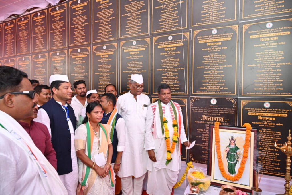 विकास कार्यों से निखरी सुकमा की तस्वीर, अब देर रात जाने में नहीं लगता लोगों को डर, वर्चुअल रूप से हुए समारोह में 303 करोड़ रुपए के विकास कार्यों के लोकार्पण-भूमिपूजन के अवसर पर मुख्यमंत्री ने किया संबोधन 2 1687695691 bdffa91462b7242574e1