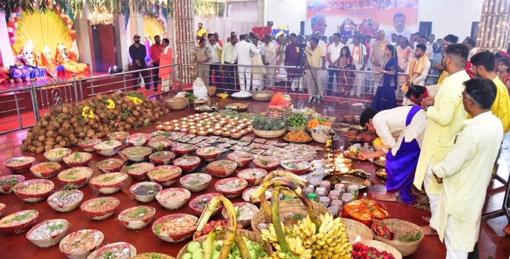 बस्तर का गोंचा महापर्व छत्तीसगढ़ का गौरव: मुख्यमंत्री श्री भूपेश बघेल मुख्यमंत्री गोंचा गुड़ी में आयोजित 56 भोग और आरती में वर्चुअल रूप से हुए शामिल, प्रदेशवासियों की समृद्धि के लिए की कामना, सामाजिक भवन निर्माण हेतु 04 समाजों को दिया गया पट्टा 2 1687708937 ac4b68c2101b736babcb