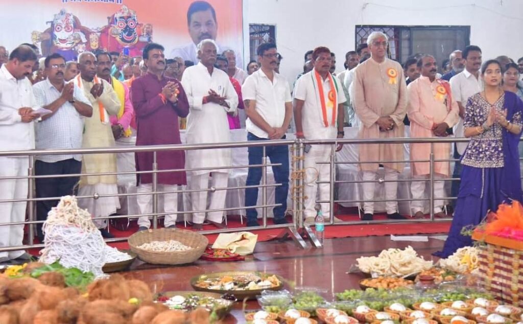 बस्तर का गोंचा महापर्व छत्तीसगढ़ का गौरव: मुख्यमंत्री श्री भूपेश बघेल मुख्यमंत्री गोंचा गुड़ी में आयोजित 56 भोग और आरती में वर्चुअल रूप से हुए शामिल, प्रदेशवासियों की समृद्धि के लिए की कामना, सामाजिक भवन निर्माण हेतु 04 समाजों को दिया गया पट्टा 4 1687708958 b5ffa3401abde25edfa1