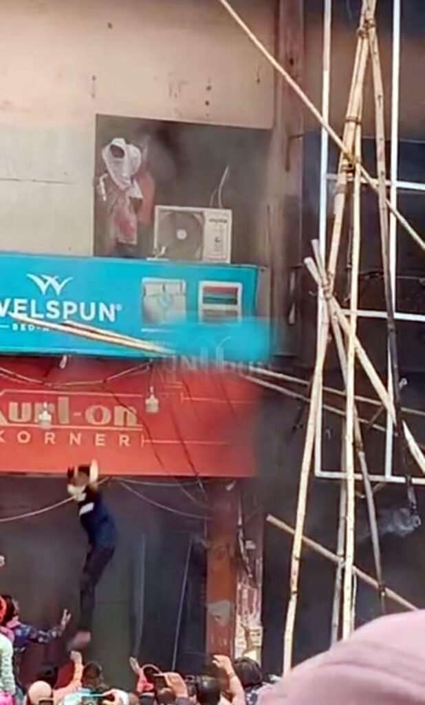 कामर्शियल काम्पलेक्स में लगी आग, तीन की मौत, 14 दुकानें स्वाहा 2 IMG 20230620 WA0013