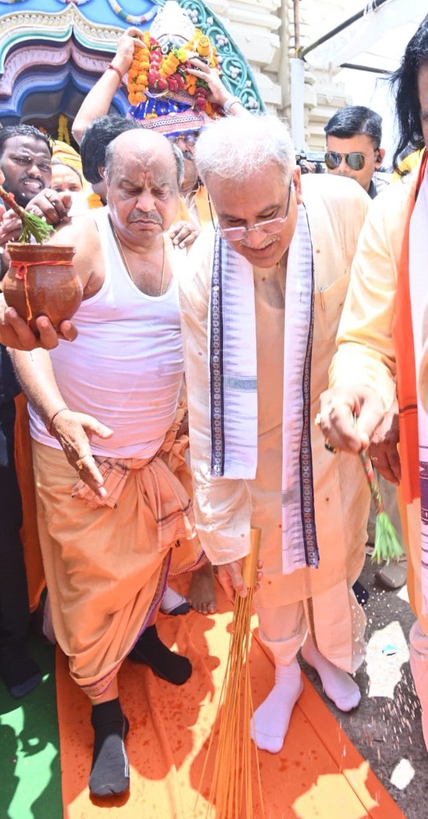 CM Baghel performed customary rituals at Jagannath Temple of Gayatri Nagar to mark the commencement of 'Rath Yatra' 1 IMG 20230620 WA0024