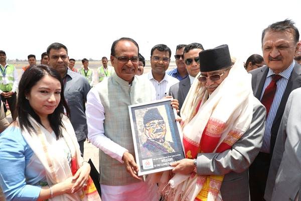 नेपाल के प्रधानमंत्री श्री प्रचंड नई दिल्ली के लिए हुए रवाना, मुख्यमंत्री श्री चौहान ने दी भावभीनी विदाई 1 TN5 Bhopal030623034206