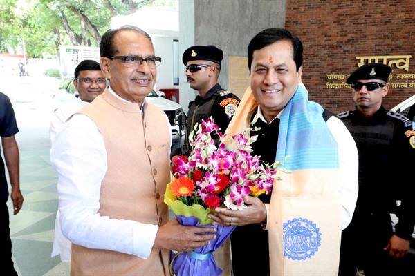 मुख्यमंत्री श्री चौहान से केन्द्रीय आयुष मंत्री श्री सर्बानंद सोनोवाल ने की सौजन्य भेंट 1 TN5 Bhopal080623040233