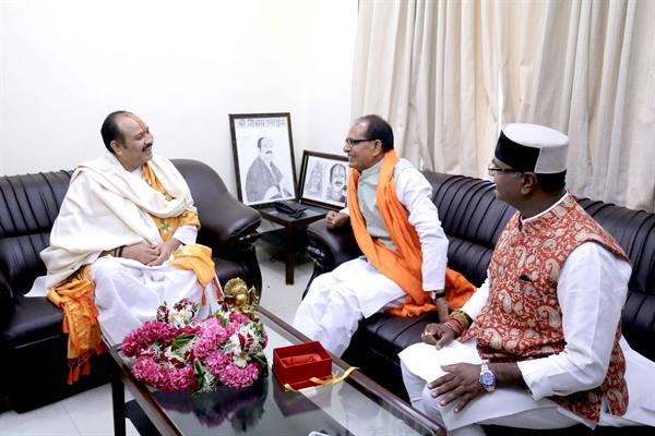 मुख्यमंत्री श्री चौहान ने प्रख्यात कथा-वाचक पंडित प्रदीप मिश्रा से लिया आशीर्वाद 1 TN5 Bhopal140623022904 1