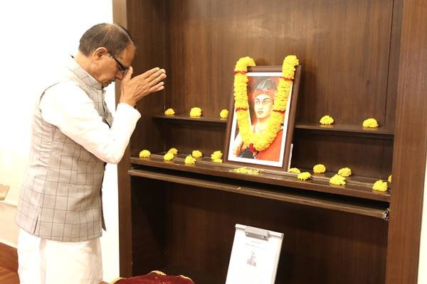 वीरांगना रानी दुर्गावती के बलिदान दिवस पर हम जनता को सुशासन देने और देश पर सर्वस्व न्यौछावर करने का संकल्प लेते हैं : मुख्यमंत्री श्री चौहान 1 TN5 Bhopal240623031341