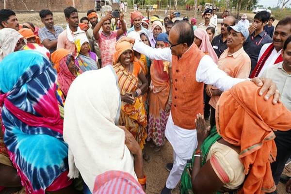 शहडोल दौरे पर पहुँचे मुख्यमंत्री श्री चौहान, दिखे अलग अंदाज में 1 TN5 Bhopal250623071456 1