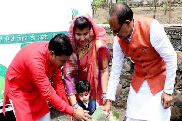 मुख्यमंत्री श्री चौहान ने स्मार्ट सिटी मिशन की आठवीं वर्षगांठ पर किया पौध-रोपण 1 TN5 Bhopal250623123223
