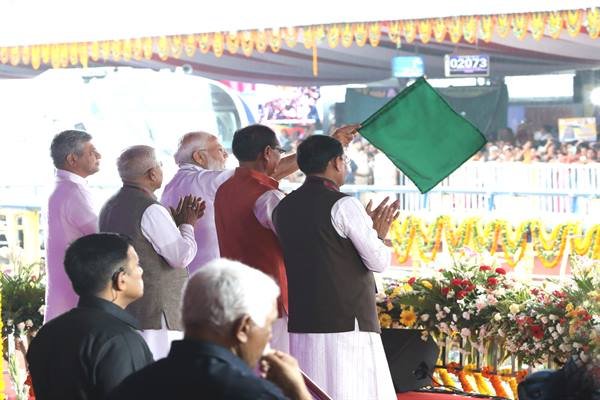 प्रधानमंत्री श्री नरेंद्र मोदी ने रानी कमलापति स्टेशन से 5 वंदे भारत ट्रेन को हरी झंडी दिखाकर किया रवाना 1 TN5 Bhopal270623011749