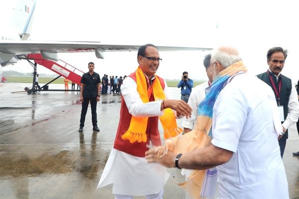 प्रधानमंत्री श्री मोदी को मुख्यमंत्री श्री चौहान ने दी भावभीनी विदाई 1 TN5 Bhopal270623041220