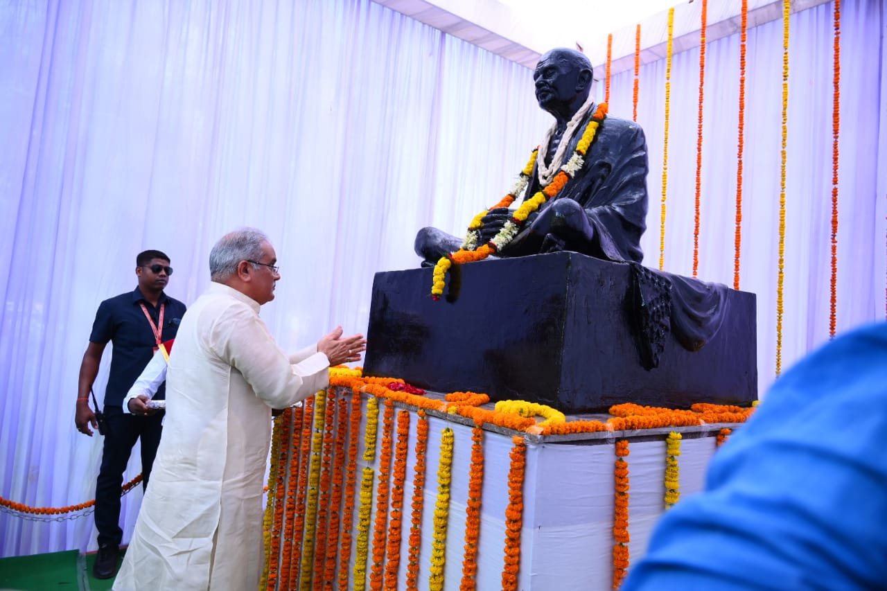 CM Baghel paid floral tribute to Father of the Nation Mahatma Gandhi's statue in the Raigarh district office premises, inaugrates various development works 1 WhatsApp Image 2023 06 01 at 15.43.03