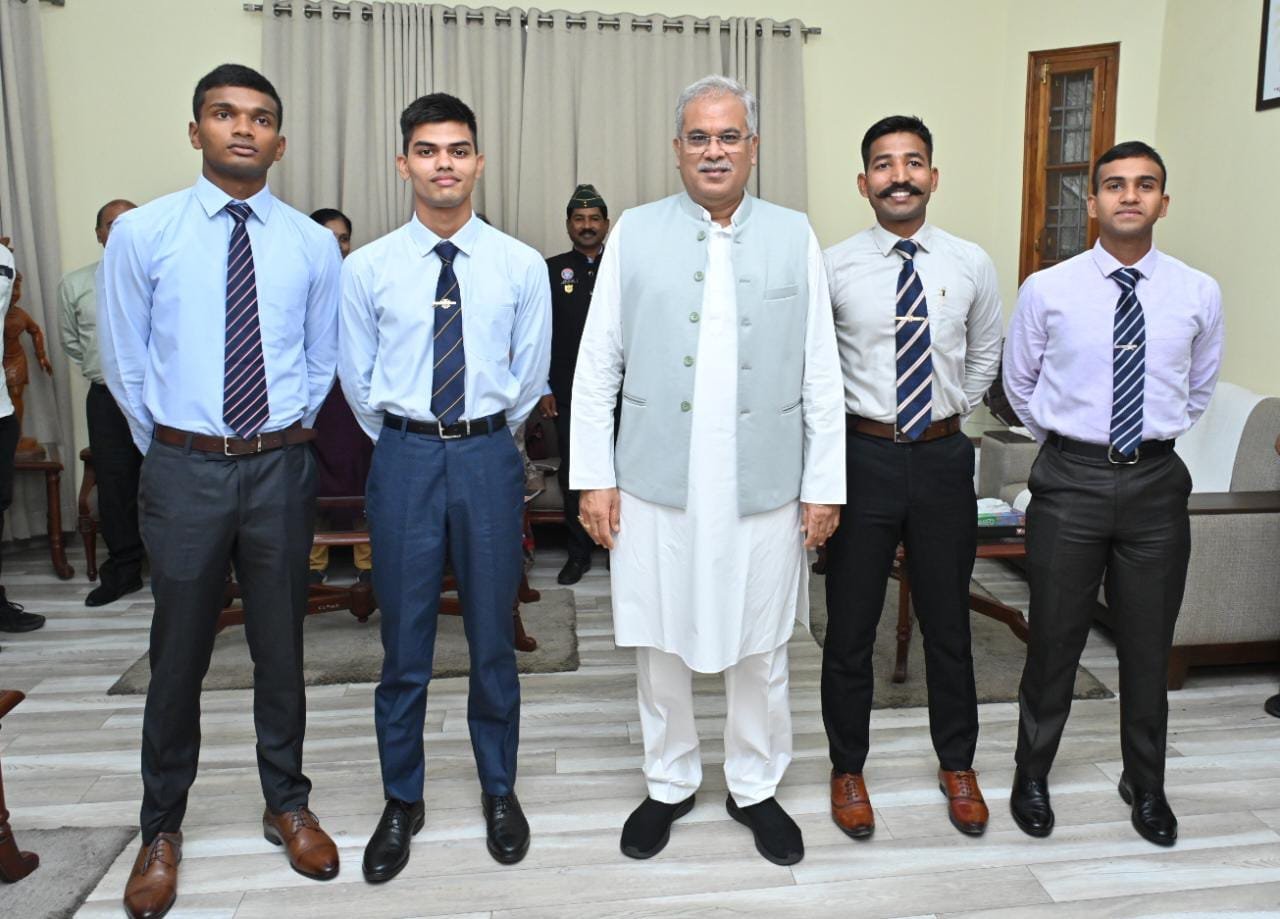 Newly-appointed Lieutenant Officers of the Indian Army from Chhattisgarh pays courtesy visit to the Chief Minister 1 WhatsApp Image 2023 06 27 at 16.52.49