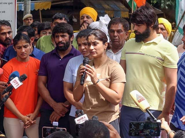 पहलवान साक्षी मलिक, विनेश फोगाट और बजरंग पूनिया रेलवे की ड्यूटी पर लौटे, बोले- जारी रहेगा संघर्ष 1 images 2023 06 06T004642.637