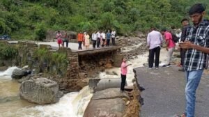 हिमाचल प्रदेश: मानसून ने मचाई तबाही, सुजानपुर में फटा बादल, मंडी-कुल्लू-रामपुर में बाढ़, वाहन बहे 2 images 2023 06 26T134122.986
