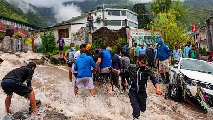हिमाचल प्रदेश: मानसून ने मचाई तबाही, सुजानपुर में फटा बादल, मंडी-कुल्लू-रामपुर में बाढ़, वाहन बहे 1 images 2023 06 26T134130.669