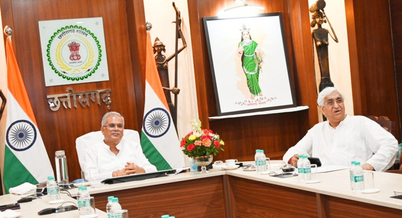 रायपुर : मुख्यमंत्री भूपेश बघेल वीडियो कॉन्फ्रेंसिंग के जरिए अम्बिकापुर जिले के गांधी स्टेडियम ग्राउण्ड में आयोजित विभिन्न विकास कार्यों के लोकार्पण एवँ शिलान्यास कार्यक्रम हुए शामिल 1 1688808145 b435c26f6839f58f825d