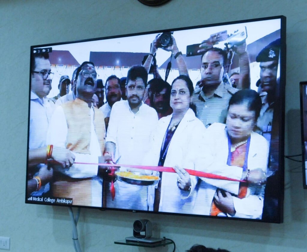 रायपुर : मुख्यमंत्री भूपेश बघेल वीडियो कॉन्फ्रेंसिंग के जरिए अम्बिकापुर जिले के गांधी स्टेडियम ग्राउण्ड में आयोजित विभिन्न विकास कार्यों के लोकार्पण एवँ शिलान्यास कार्यक्रम हुए शामिल 3 1688808170 c47ed31f934013d92f47