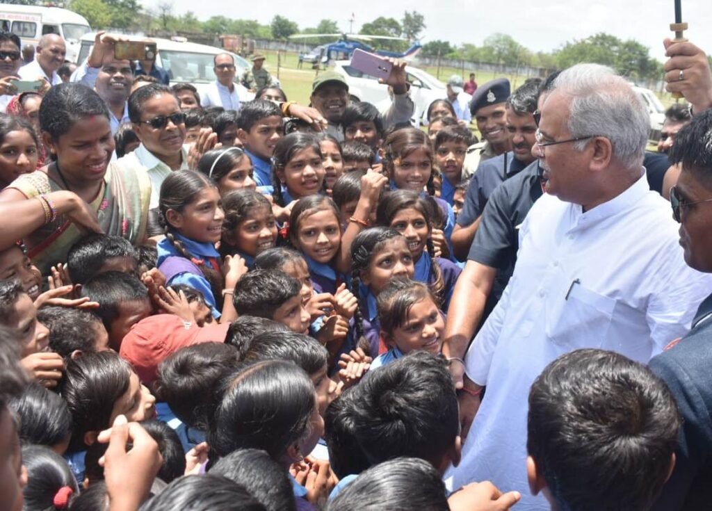 मुख्यमंत्री श्री भूपेश बघेल ने सावन सोमवार के अवसर पर ग्राम भरदा के शिव मंदिर में की पूजा-अर्चना, प्रदेशवासियों की सुख-समृद्धि की कामना की 3 1688982666 5021f268ab1cb7c62e7b