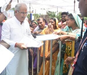 मुख्यमंत्री श्री भूपेश बघेल ने सावन सोमवार के अवसर पर ग्राम भरदा के शिव मंदिर में की पूजा-अर्चना, प्रदेशवासियों की सुख-समृद्धि की कामना की 4 1688982687 9b8a83e49d4eb2845767