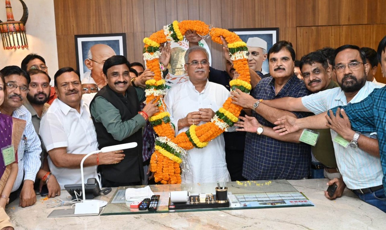 मुख्यमंत्री श्री भूपेश बघेल का छत्तीसगढ़ कर्मचारी अधिकारी संयुक्त मोर्चा ने जताया आभार, केंद्र के बराबर डीए और एचआरए सहित सभी फैसलों को बताया ऐतिहासिक 1 1689848971 5f6c3eed609263b97f54
