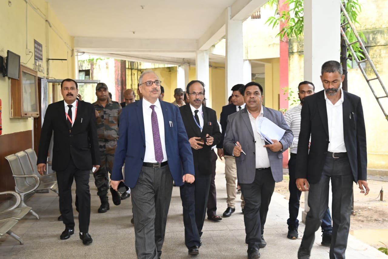 छत्तीसगढ़ उच्च न्यायालय के मुख्य न्यायाधिपति ने जांजगीर-चांपा न्यायालय परिसर का किया औचक निरीक्षण 1 1690559499 3219f97d70fc6c66109a