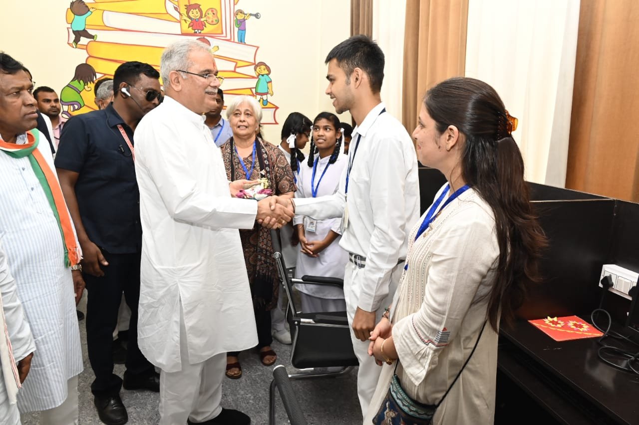 मुख्यमंत्री श्री भूपेश बघेल ने कोरबा जिले को दी ई-पुस्तकालय की सौगात, युवाओं को प्रतियोगी माहौल में तैयारी के लिए सभी जरूरी संसाधनों की गई है व्यवस्था 1 1690621874 28e81c9a199e3594a9ec