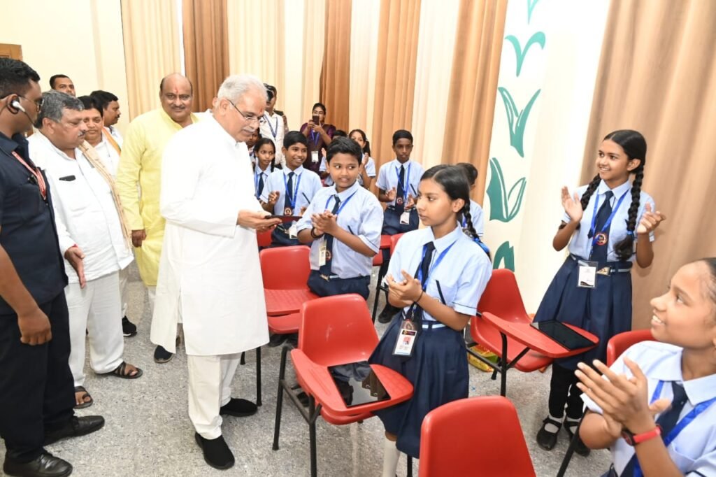 मुख्यमंत्री श्री भूपेश बघेल ने कोरबा जिले को दी ई-पुस्तकालय की सौगात, युवाओं को प्रतियोगी माहौल में तैयारी के लिए सभी जरूरी संसाधनों की गई है व्यवस्था 2 1690621910 4b67397bc5e5821c53a6