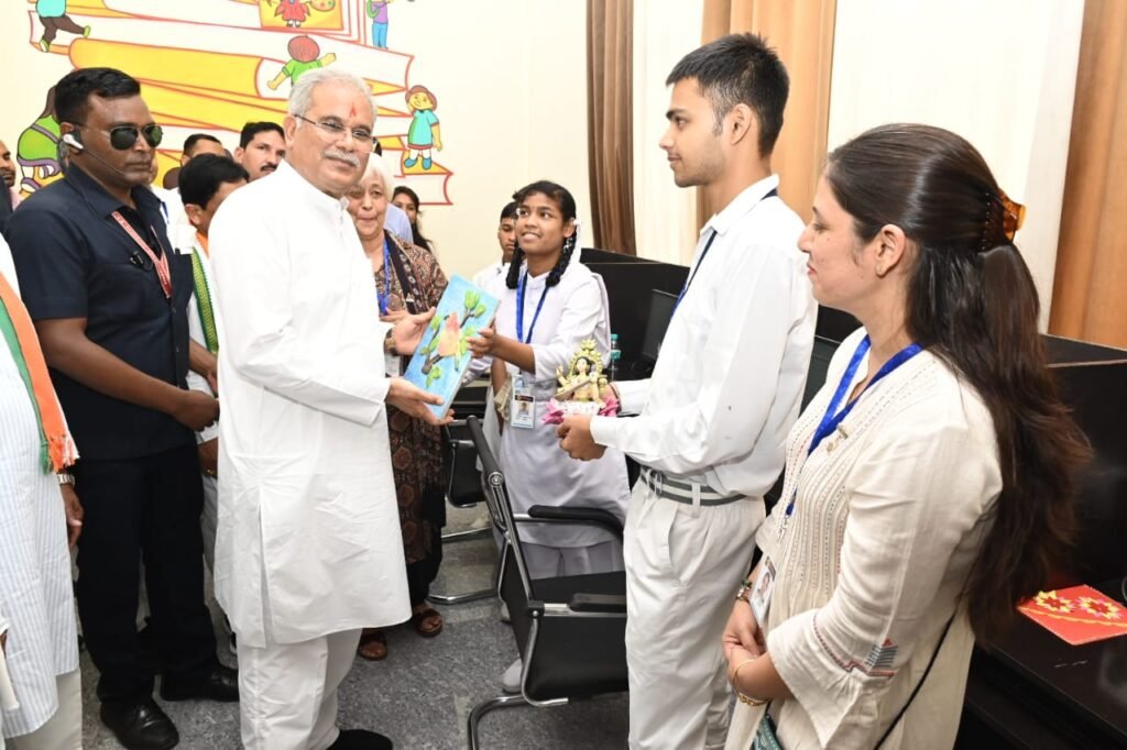 मुख्यमंत्री श्री भूपेश बघेल ने कोरबा जिले को दी ई-पुस्तकालय की सौगात, युवाओं को प्रतियोगी माहौल में तैयारी के लिए सभी जरूरी संसाधनों की गई है व्यवस्था 3 1690621966 e8f83ffce3b710af1ae5