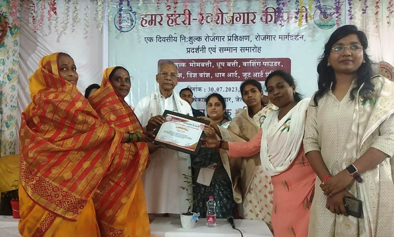 गृह मंत्री ‘हमर हटरी स्वरोजगार की पटरी’ रोजगार प्रशिक्षण एवं सम्मान समारोह में हुए शामिल, शिल्पकारों को उत्कृष्ट कार्यो के लिए किया सम्मानित 1 1690726541 06ecc37b1343629832fe