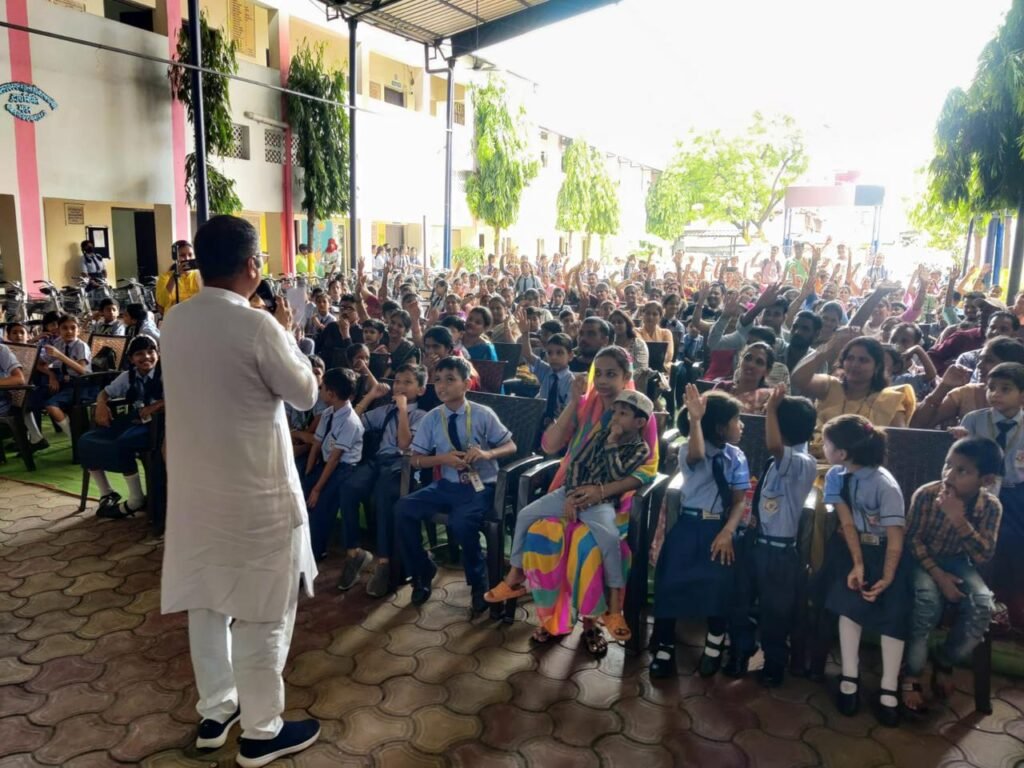 स्वामी आत्मानंद शासकीय अंग्रेजी माध्यम स्कूल लाला लाजपत राय में शाला प्रवेश उत्सव संपन्न: नगर विधायक शैलेष पांडेय ने तिलक लगाकर बच्चों को कराया शाला प्रवेश, मेधावी छात्रों को किया पुरस्कृत 3 IMG 20230703 WA0014