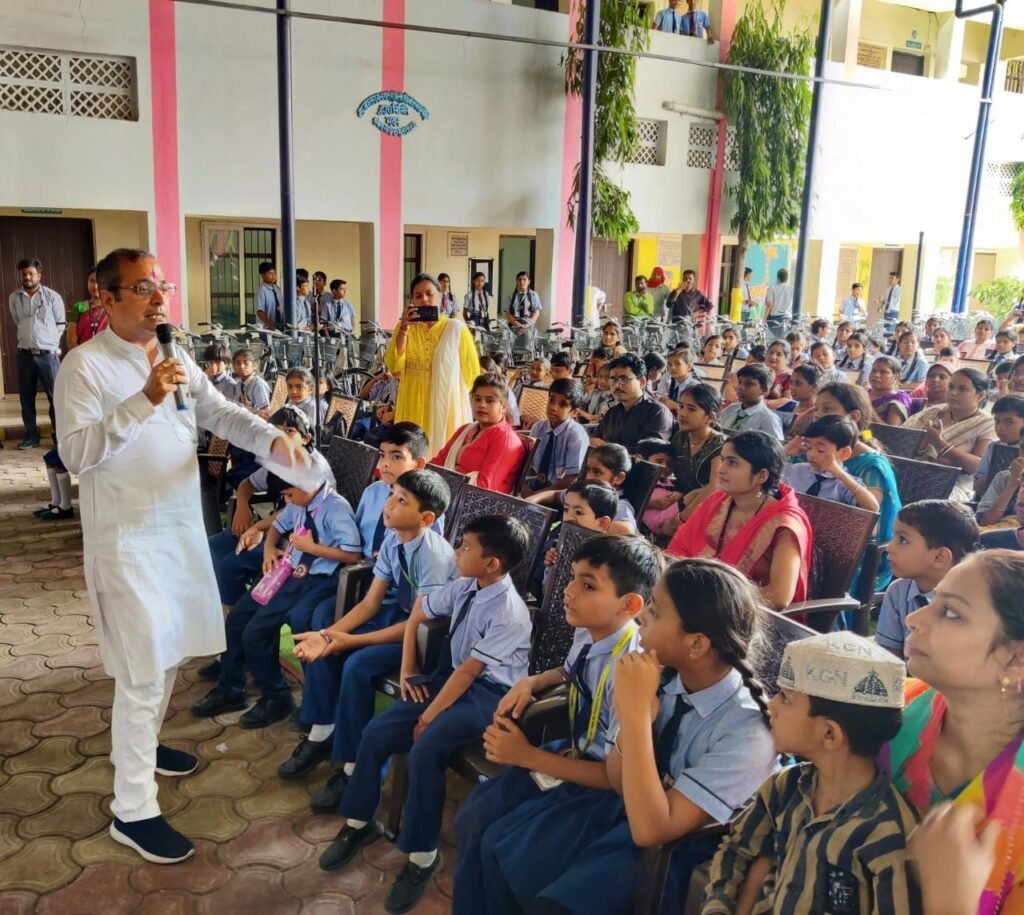 स्वामी आत्मानंद शासकीय अंग्रेजी माध्यम स्कूल लाला लाजपत राय में शाला प्रवेश उत्सव संपन्न: नगर विधायक शैलेष पांडेय ने तिलक लगाकर बच्चों को कराया शाला प्रवेश, मेधावी छात्रों को किया पुरस्कृत 2 IMG 20230703 WA0017
