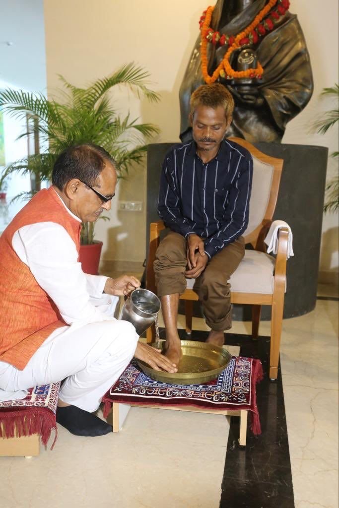 Madhyapradesh: सीएम चौहान ने सीधी पीड़ित दशमत रावत के पैर धोए, उसे सुदामा बताए हुए कहा कि तुम अब मेरे दोस्त हो,आरोपी का तुड़वाया घर, भिजवाया गया जेल 1 IMG 20230706 WA0069