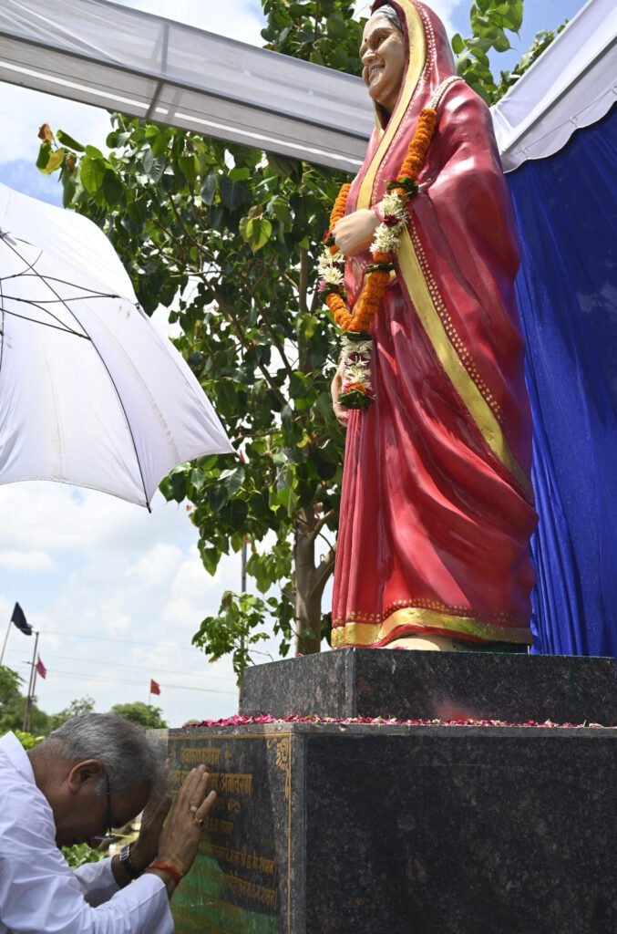 *मुख्यमंत्री ने ग्राम भरदा में माता श्रीमती बिंदेश्वरी बघेल पार्क का किया लोकार्पण, माता श्रीमती बिंदेश्वरी बघेल की प्रतिमा का किया अनावरण* 4 IMG 20230710 WA0022