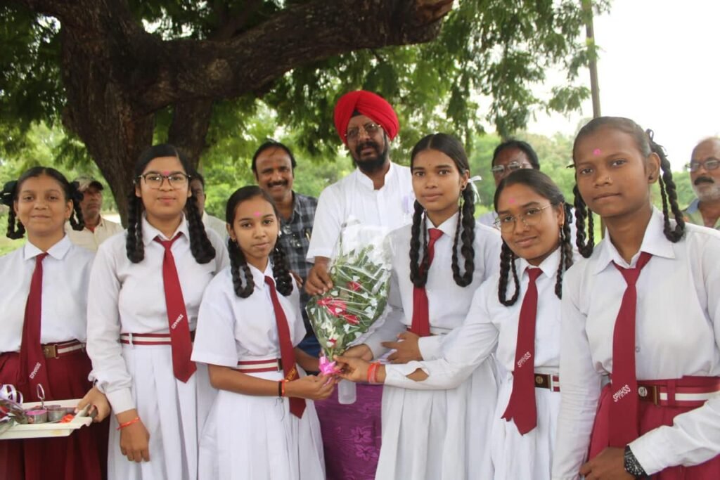 विधायक कुलदीप सिंह जुनेजा ने शाला प्रवेश उत्सव के साथ दिया स्कूलों में विकास कार्यों की सौगात 2 IMG 20230715 WA0002