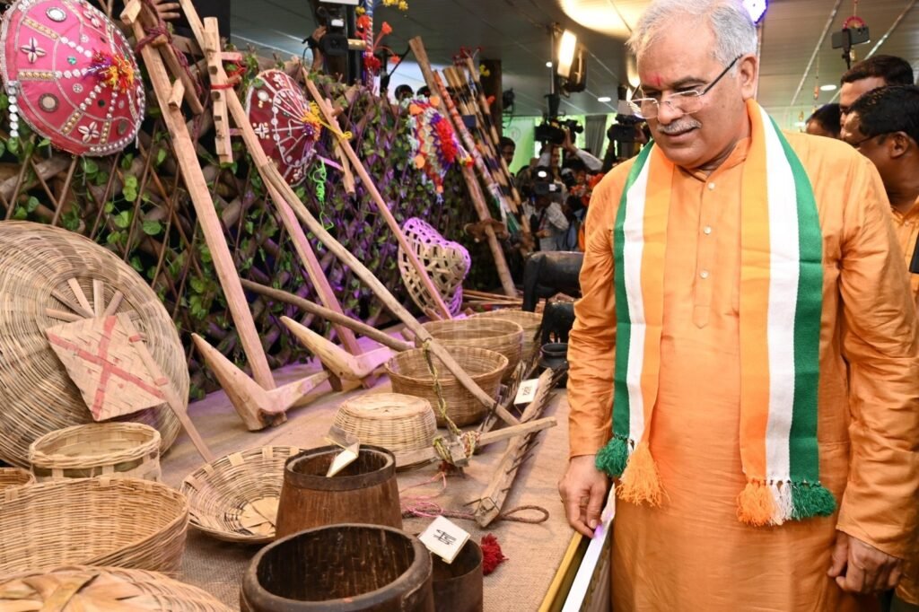 Chief minister's residence adorned in the vibrant hues of the Hareli festival: 'Gedi' rides, Rahchuli swing, Chhattisgarhi music and more.. 6 IMG 20230717 WA0007 1