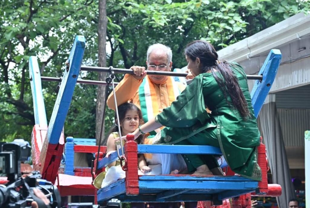 Chief minister's residence adorned in the vibrant hues of the Hareli festival: 'Gedi' rides, Rahchuli swing, Chhattisgarhi music and more.. 4 IMG 20230717 WA0010