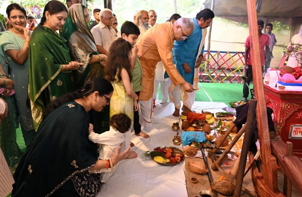 Chief minister's residence adorned in the vibrant hues of the Hareli festival: 'Gedi' rides, Rahchuli swing, Chhattisgarhi music and more.. 2 IMG 20230717 WA0015