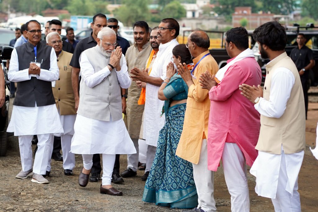 प्रधानमंत्री श्री मोदी का शहडोल जिले में लालपुर हेलीपेड पर आत्मीय स्वागत 1 L Bhopal010723080228
