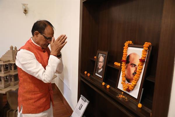 मुख्यमंत्री श्री चौहान ने भारतीय जनसंघ के संस्थापक डॉ. मुखर्जी और पूर्व केन्द्रीय मंत्री श्री अनिल दवे की जयंती पर किया नमन 1 TN5 Bhopal060723035217