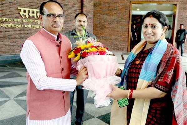 मुख्यमंत्री श्री चौहान से केन्द्रीय मंत्री श्रीमती स्मृति ईरानी ने की भेंट 1 TN5 Bhopal090723012929 1