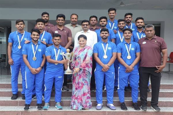 मप्र की महिला जूनियर हॉकी टीम सम्मानित, खेल मंत्री श्रीमती सिंधिया ने प्रशस्ति-पत्र के साथ प्रदान की 11.80 लाख की प्रोत्साहन राशि 1 TN5 Bhopal120723124457