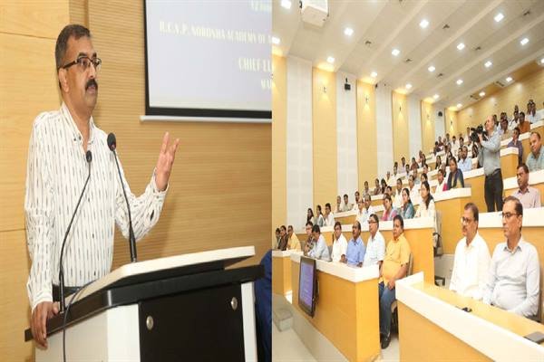 पिंक पोलिंग बूथों की संख्या बढ़ाएं, मतदान केंद्रों पर बीएलओ की उपलब्धता भी सुनिश्चित करें 1 TN5 Bhopal200723090103