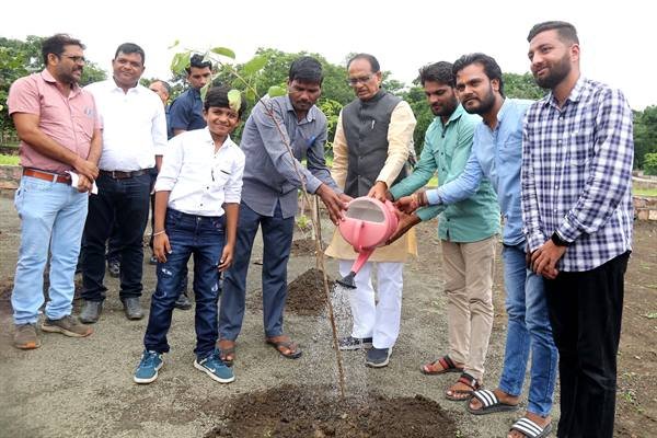 मुख्यमंत्री श्री चौहान ने पीपल, जामुन और गुलमोहर के पौधे रोपे 1 TN5 Bhopal290723020259