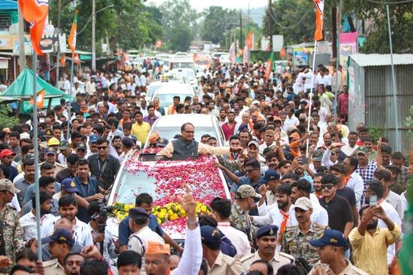 मुख्यमंत्री श्री चौहान का बायां में जनदर्शन के दौरान नागरिकों ने किया आत्मीय स्वागत 1 TN5 Bhopal290723075733 1